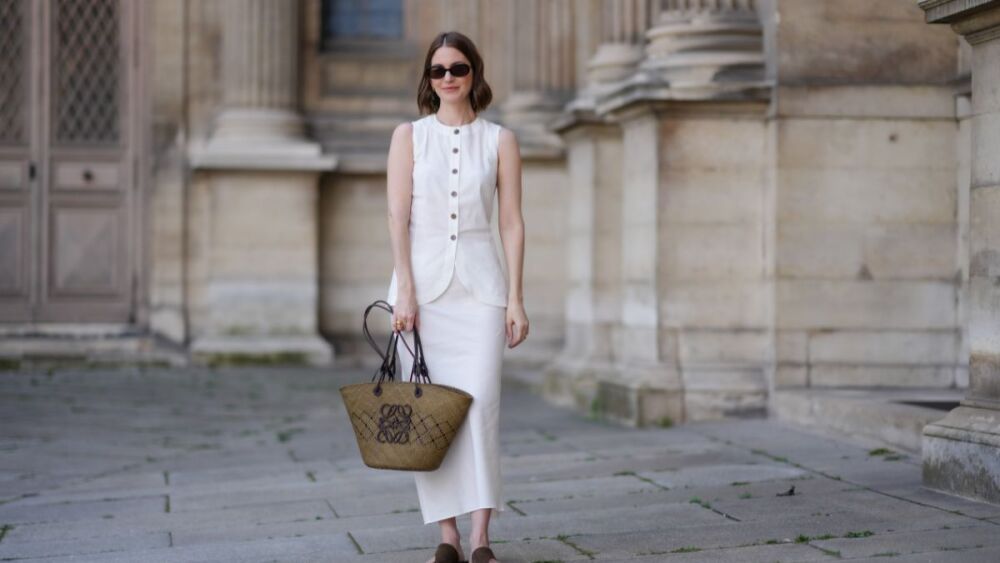 street style blusa falda algodón blanco bolso cesta canasta rafia verano 2024 look oficina.jpeg