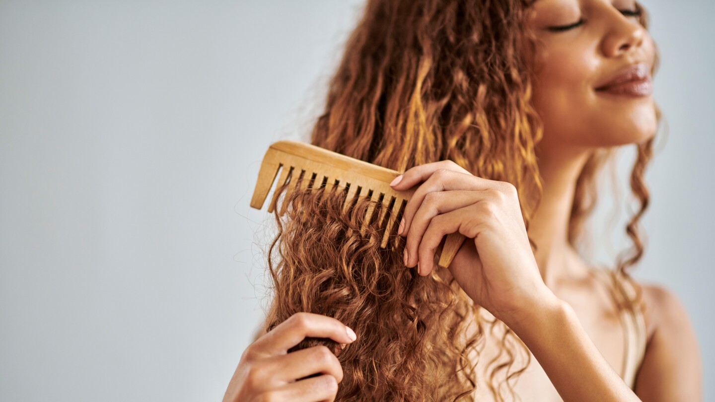 Esta es la mejor mascarilla para el cabello seco y con frizz con tan