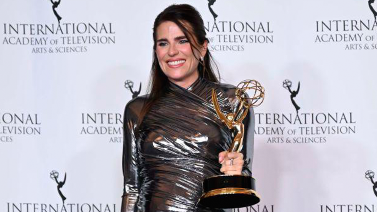 Karla Souza gana un Emmy Internacional y presume su tercer embarazo
