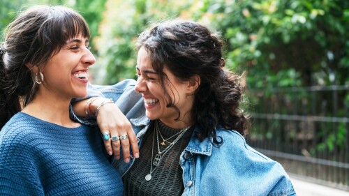 Mejores amigas pasando un buen rato