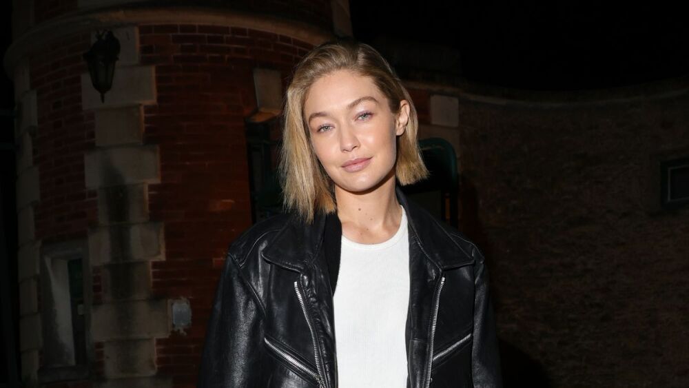 Gigi Hadid en la Semana de la Moda de París de Victoria Beckham, primavera 2025. Llegadas el 27 de septiembre de 2024 en París, Ile-de-France. bob blunt chamarra piel playera blanca.jpg