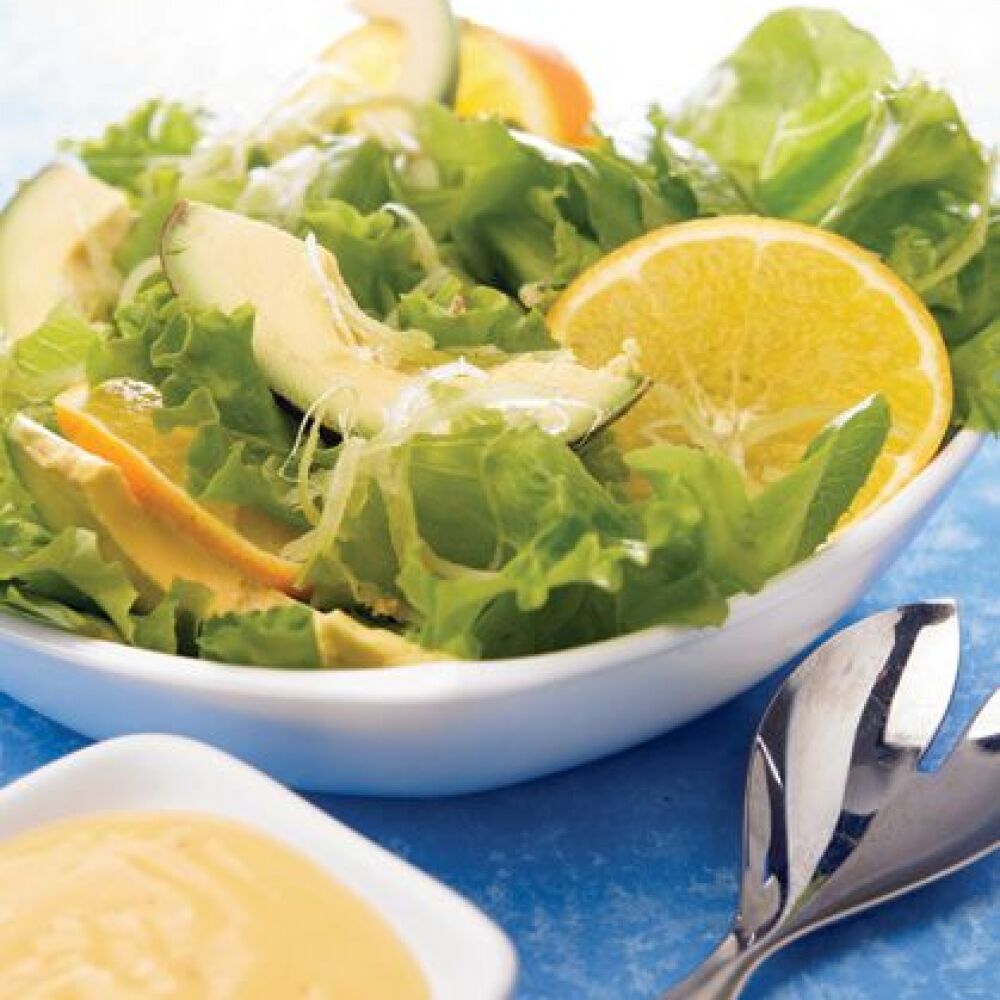 Ensalada de aguacate con aderezo de naranja