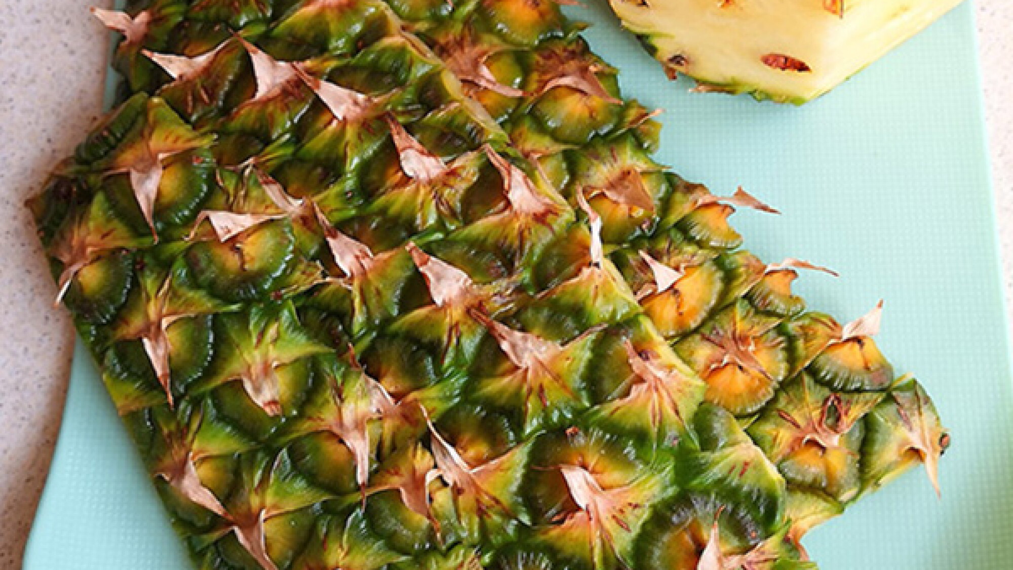 Riza tu cabello de forma natural con esta agua de cáscara de piña