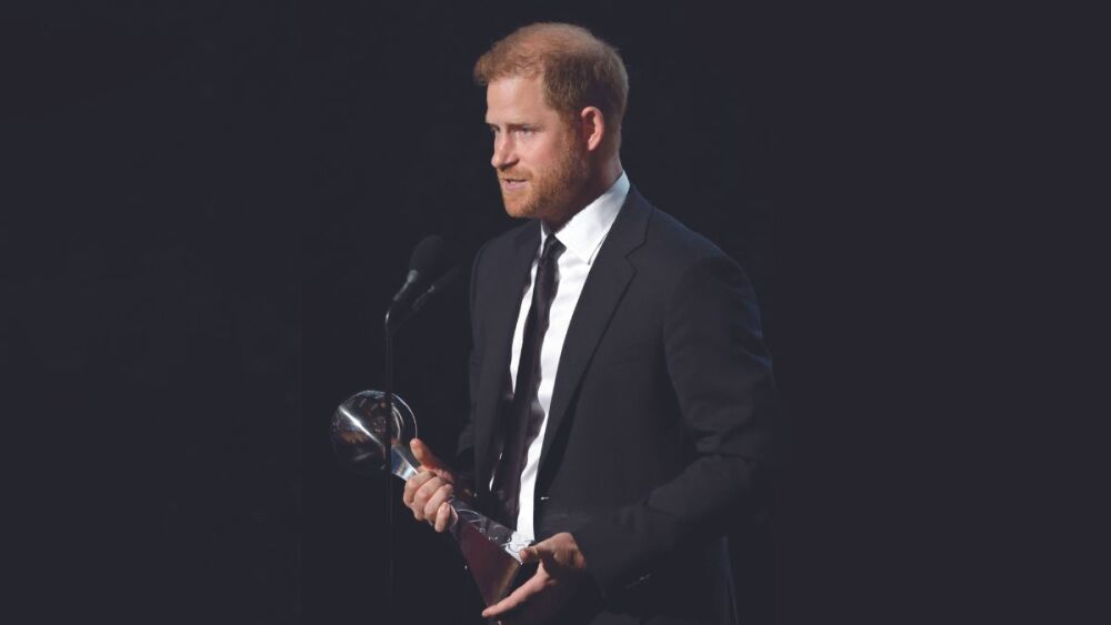 El príncipe Harry rinde homenaje a su madre, Lady Di, al recibir un ESPY