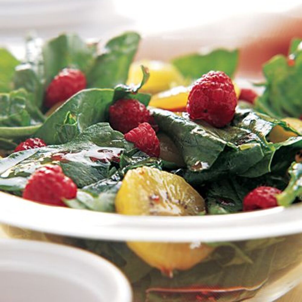 Espinacas con kiwi y frambuesas