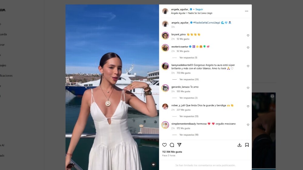 El look total white de Ángela Aguilar