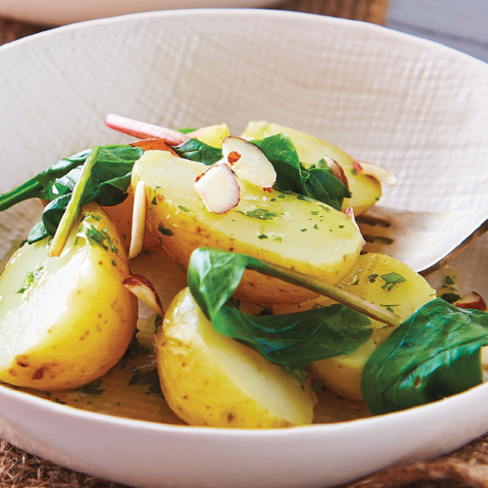 Papas de cambray con espinaca y almendras