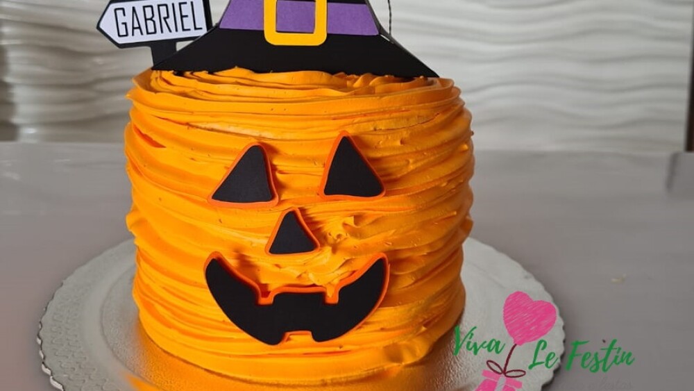 Pastel de calabaza hecho con betún en la cubierta y el fondant en la decoración de los ojos y el gorro