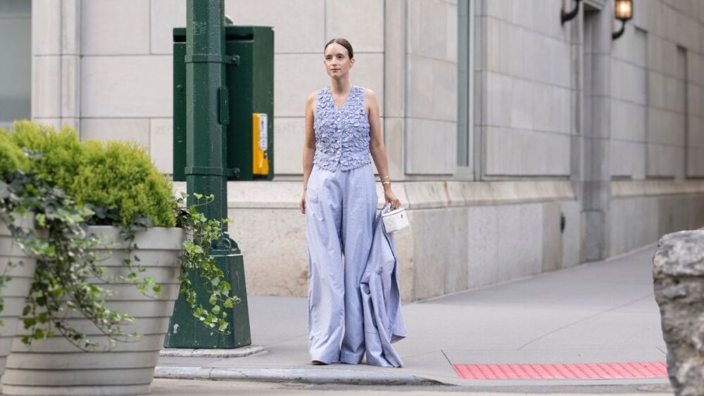 street style  Charlotte Groeneveld chaleco top, pantalones palazzoi, blazer Chanel .jpg