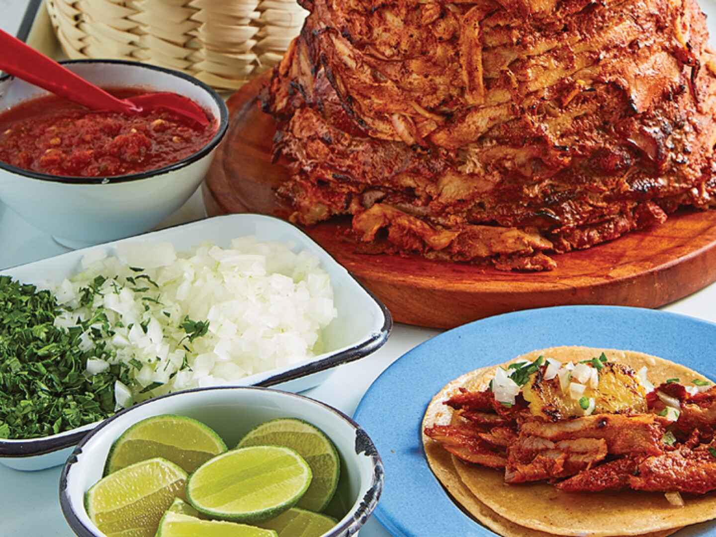 Cómo preparar un trompo de tacos al pastor.