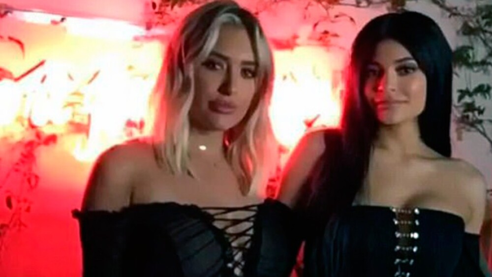El polémico beso con el que Kylie Jenner celebra a una amiga en su cumpleaños