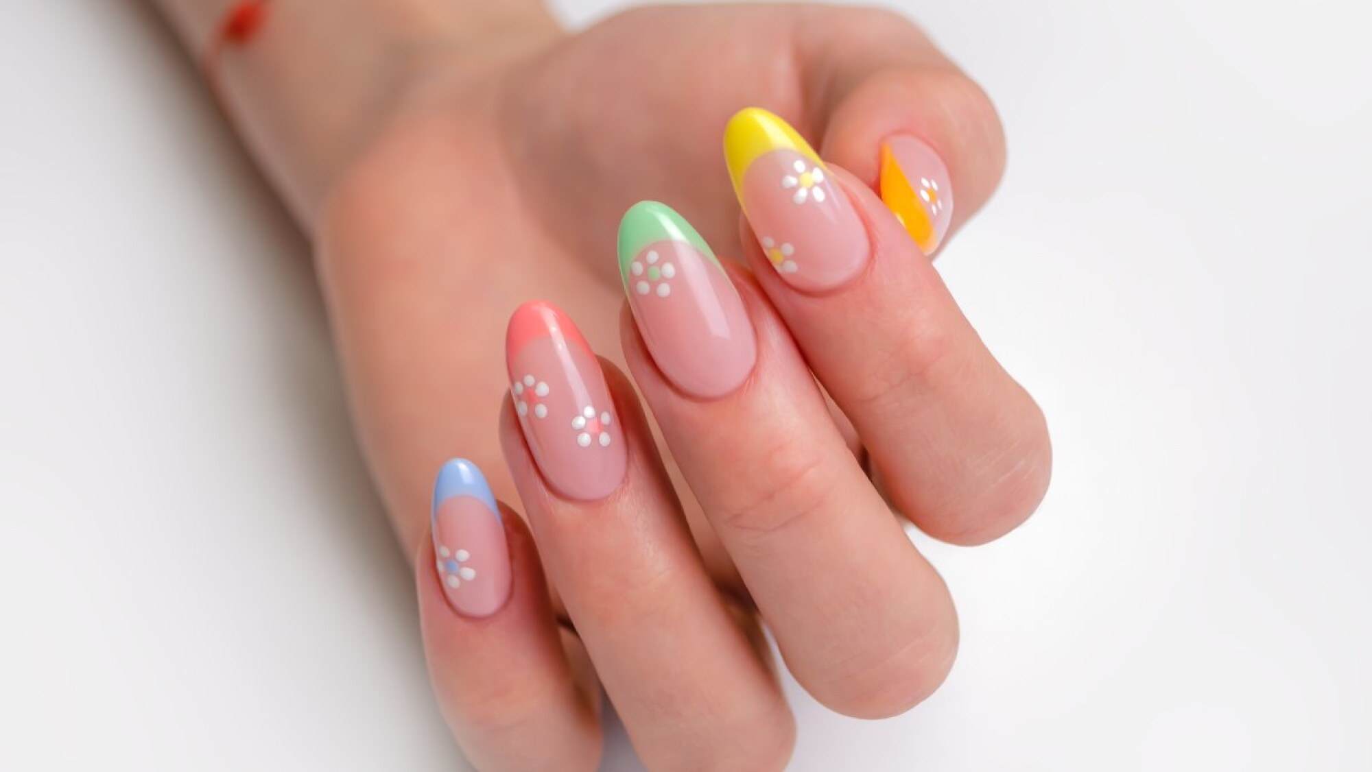 Conoce el truco de las uñas 'almond' para alargar visualmente los dedos