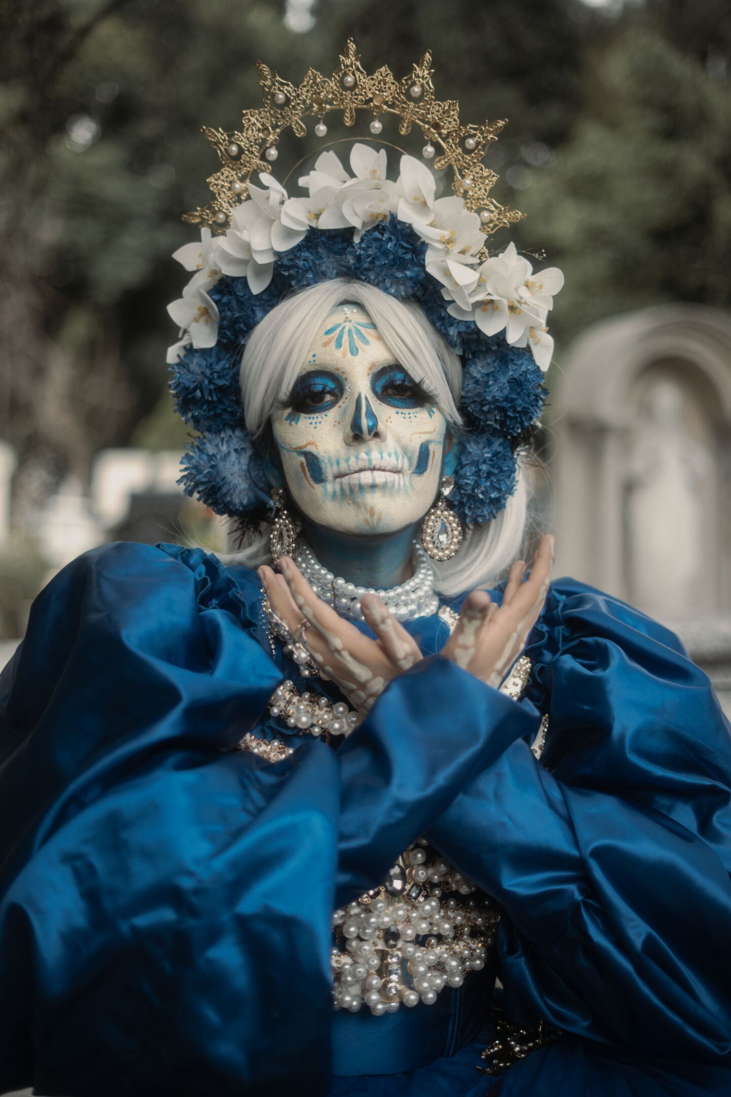 Maquillaje de Catrina azul con flores y perlas: una inspiración elegante para Día de Muertos 2026