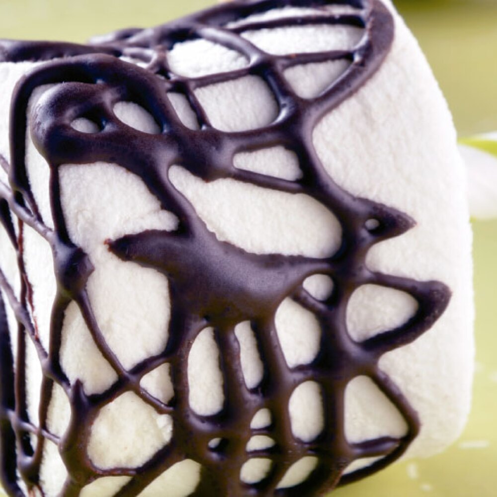 Brochetas de bombones con chocolate decorados