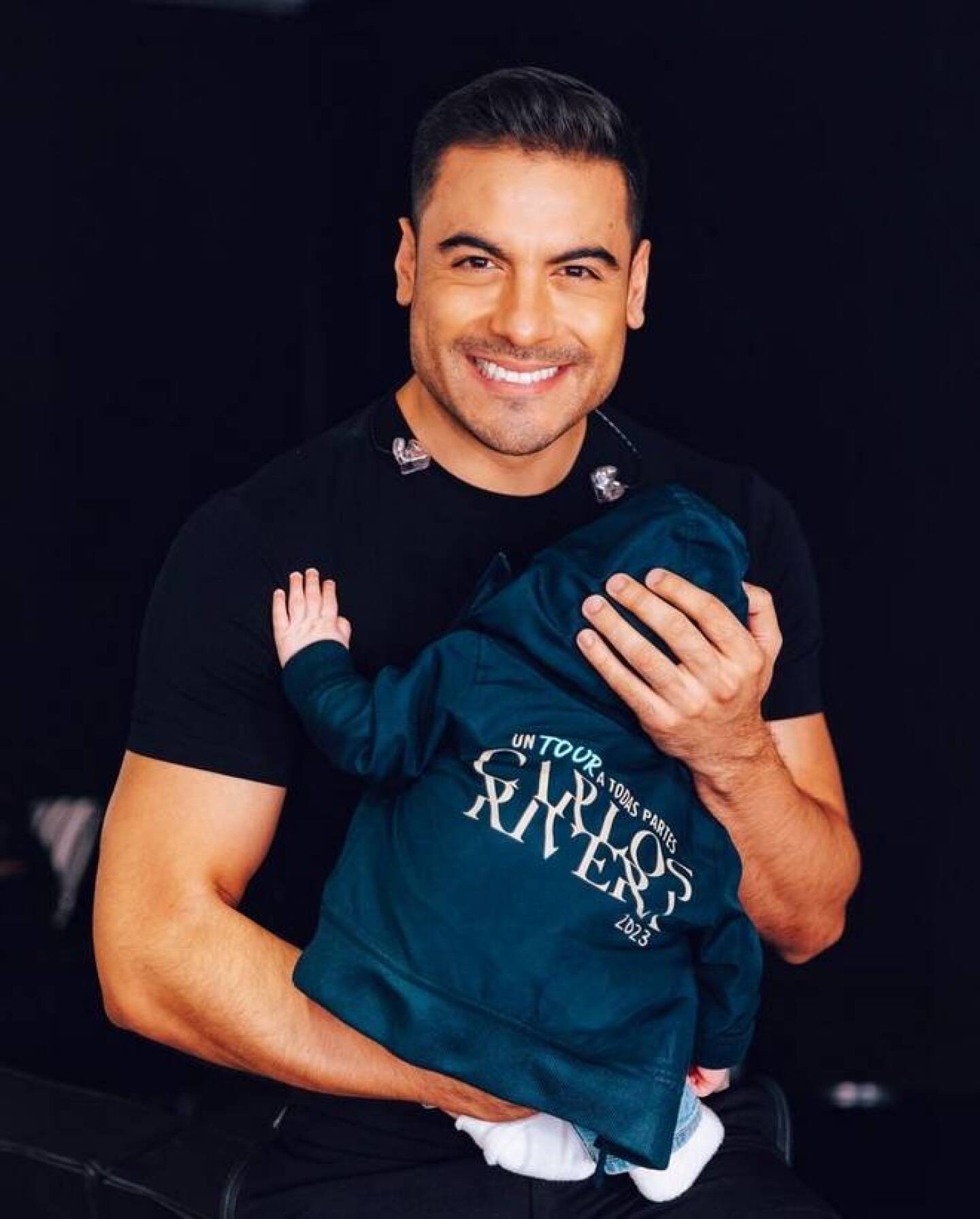 Carlos Rivera aparece por primera vez cargando a su hijo León