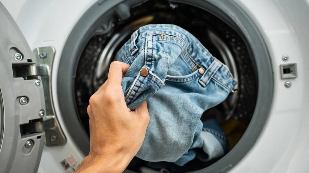 ¿Realmente debemos lavar la ropa antes de estrenarla? Esto es lo que dicen los expertos 6 Merca2.es La salud ante todo