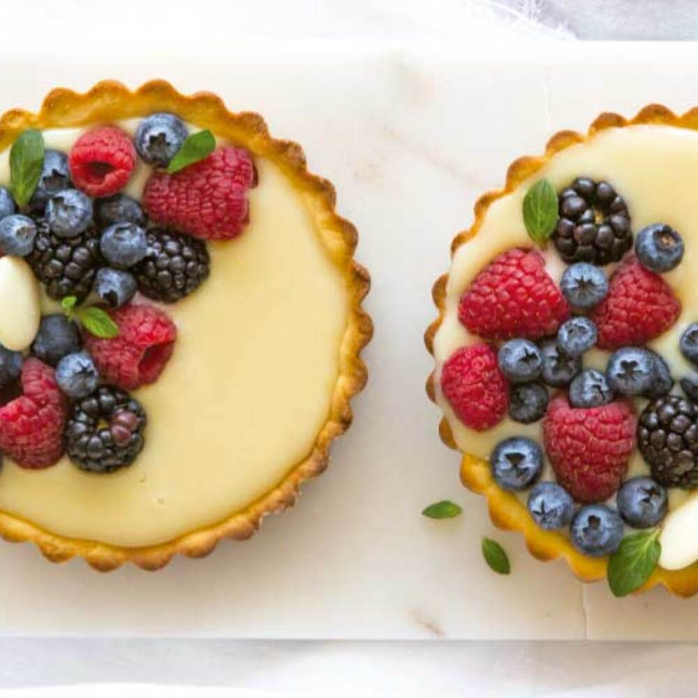 tarta de chocolate blanco con frutos rojos