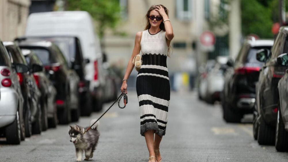 street style Segolene Hyppolite lentes de sol, vestido tejido crochet Vanessa Bruno mascota