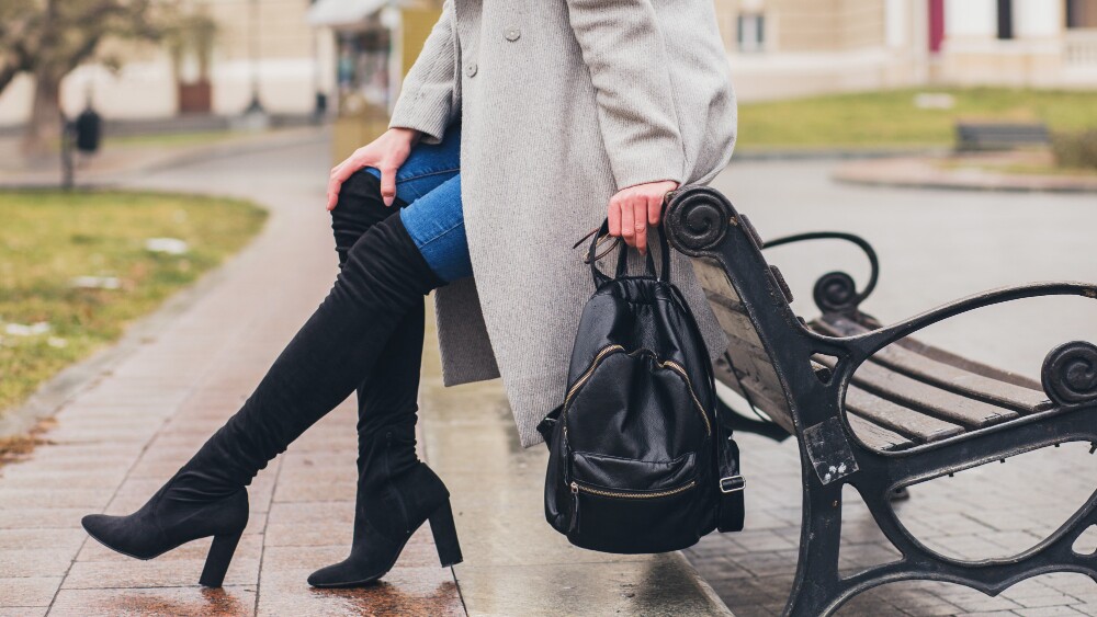 3 ideas de outfits con botas largas negras para mujeres de 40 o más botas largas negras