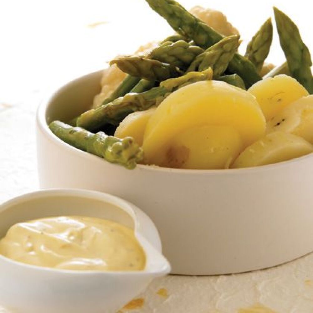 Espárragos y papas con salsa de mostaza