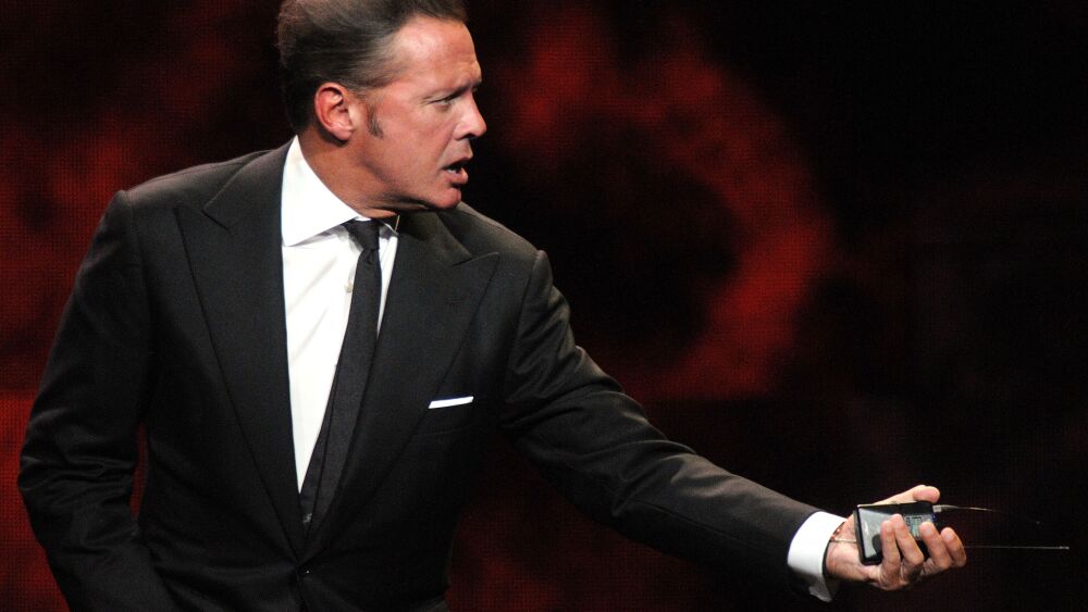 Luis Miguel sufre ataque de ira en pleno escenario