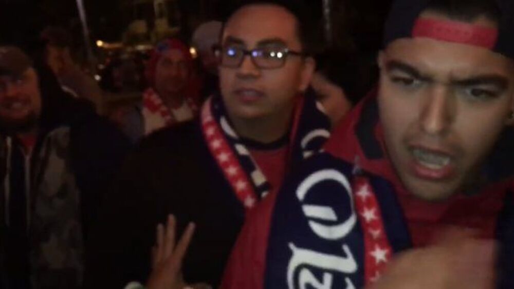 Les duele derrota de EU en fútbol e insultan a aficionados mexicanos