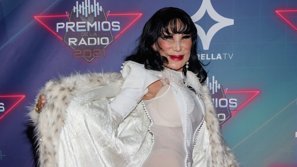 Lyn May en una alfombra roja.