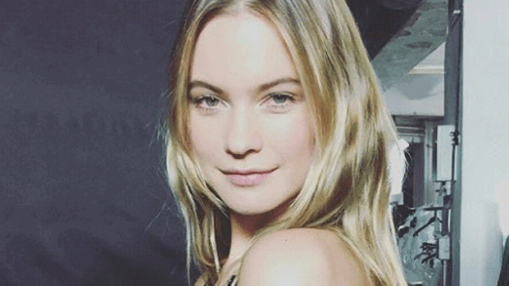 Behati Prinsloo presumió un collar muy poco tradicional