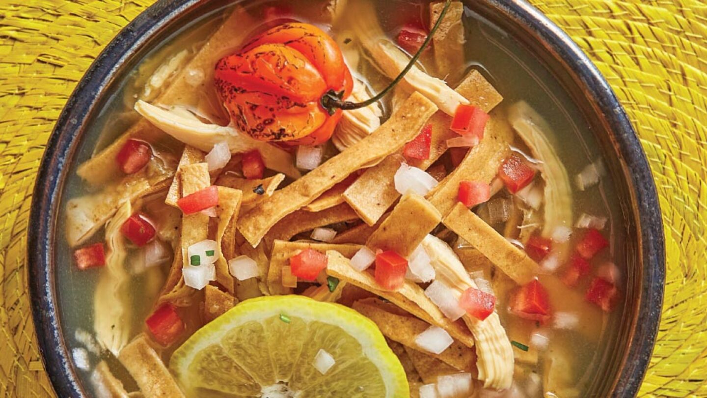 Sopa de lima maya tradicional