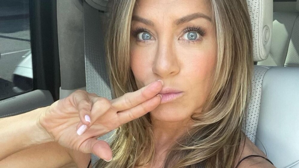 Esta é a cor de unhas tendência da estação recomendada por celebridades, como Jennifer Aniston celebridades com unhas brancas (1).jpg