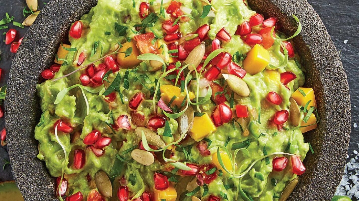 guacamole con mango en molcajete de piedra