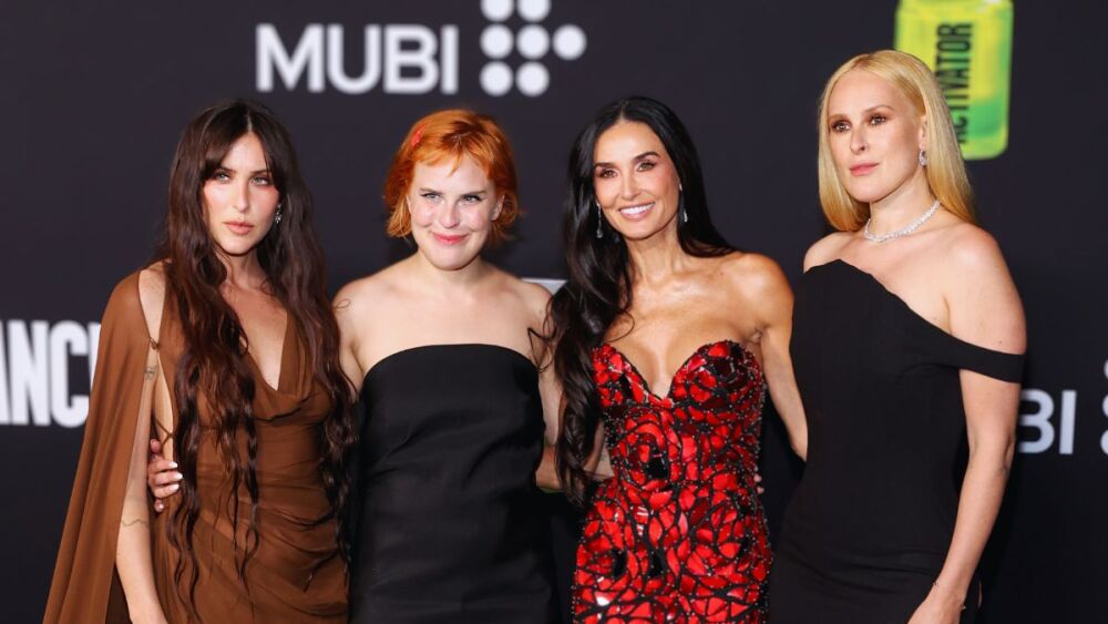 Tallulah Willis, Demi Moore y Rumer Willis en el estreno en Los Ángeles de %22The Substance%22, que se celebró en el Directors Guild of America Theater el 16 de septiembre de 2024.jpg