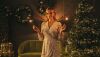 Ambiente navideño cena año nuevo mujer ritual arbol casa festejo.jpg