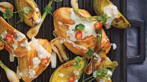 Pollo a la parrilla con aguacate y salsa de queso roquefort