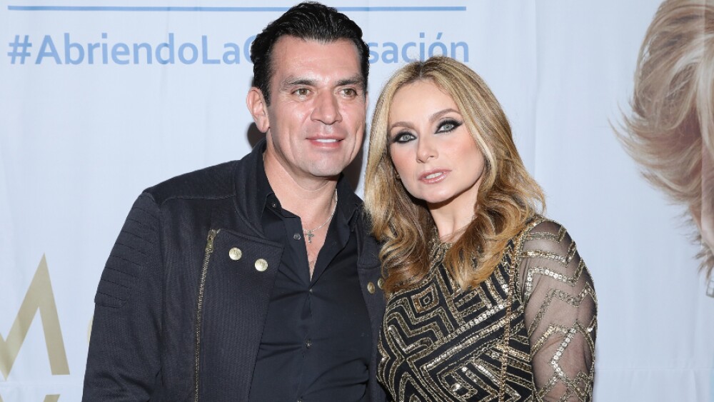 Jorge Salinas cuida a sus gemelos mientras Elizabeth Álvarez trabaja