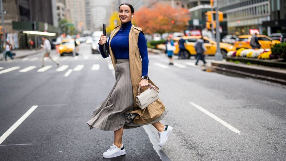 Tenis a los 40: así es como los puedes combinar con faldas, vestidos y trajes falda con tenis