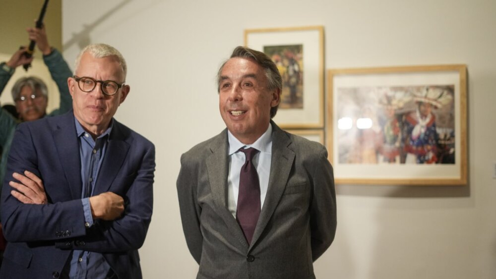 James Oles y Emilio Azcárraga Jean en la exposición