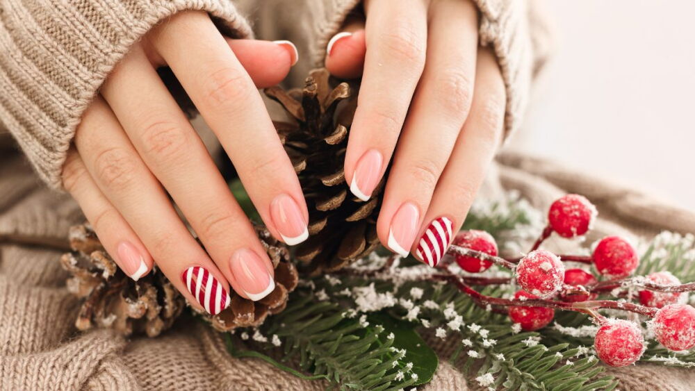 7 diseños de uñas para lucir elegante en esta Navidad 2024