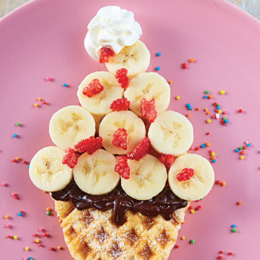 Divertido cono de waffle y plátanos en forma de helado