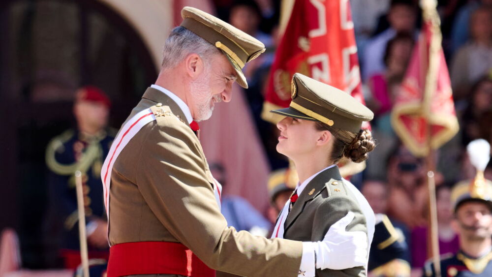 El cariñoso gesto de Felipe VI a la princesa Leonor tras ser nombrada dama alférez cadete en Zaragoza