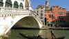 Amal Clooney reafirma el vigencia del vestido negro en la alfombra roja de Venecia 2