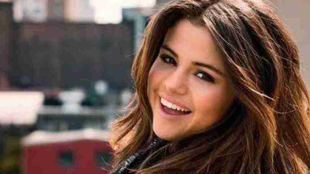 Un artista de maquillaje compartió una foto de Selena Gomez con y sin edición