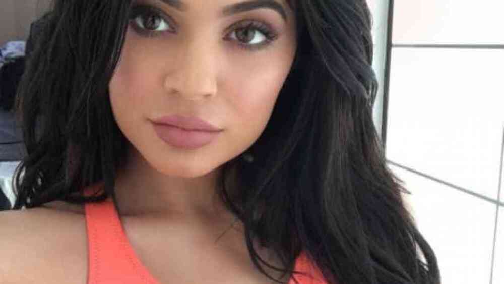 El cirujano plástico de Kylie Jenner habló sobre sus cirugías