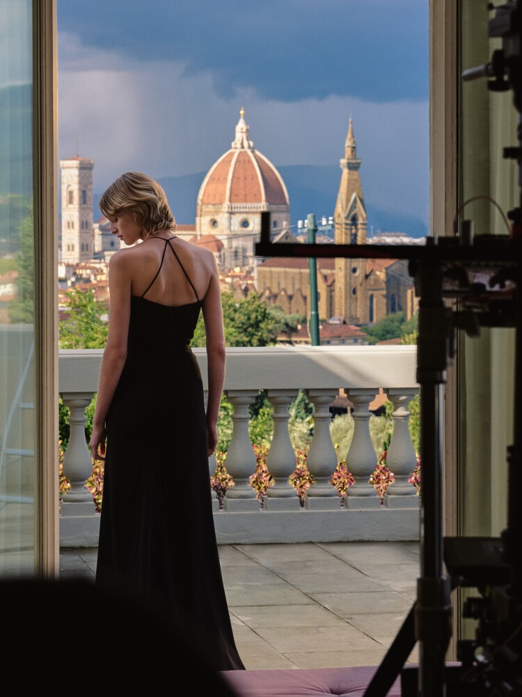 ferragamo-nos-lleva-a-florencia-para-conocer-fiamma-bajo-la-direccion-de-maximilian-davis-3.jpg