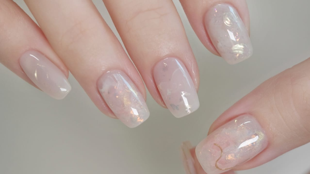 6 ideas de uñas elegantes que puedes llevar a la oficina y crean efecto porcelana en la piel de las manos.png