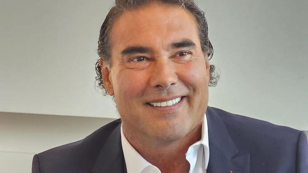 La fuerte reaccion de Eduardo Yáñez tras quitarle el celular a una reportera: 'Si me va a denunciar, que lo haga'