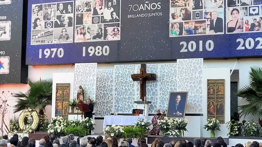 Con lágrimas y aplausos despiden a Nicandro Díaz en Televisa San Ángel ¡VIDEOS!