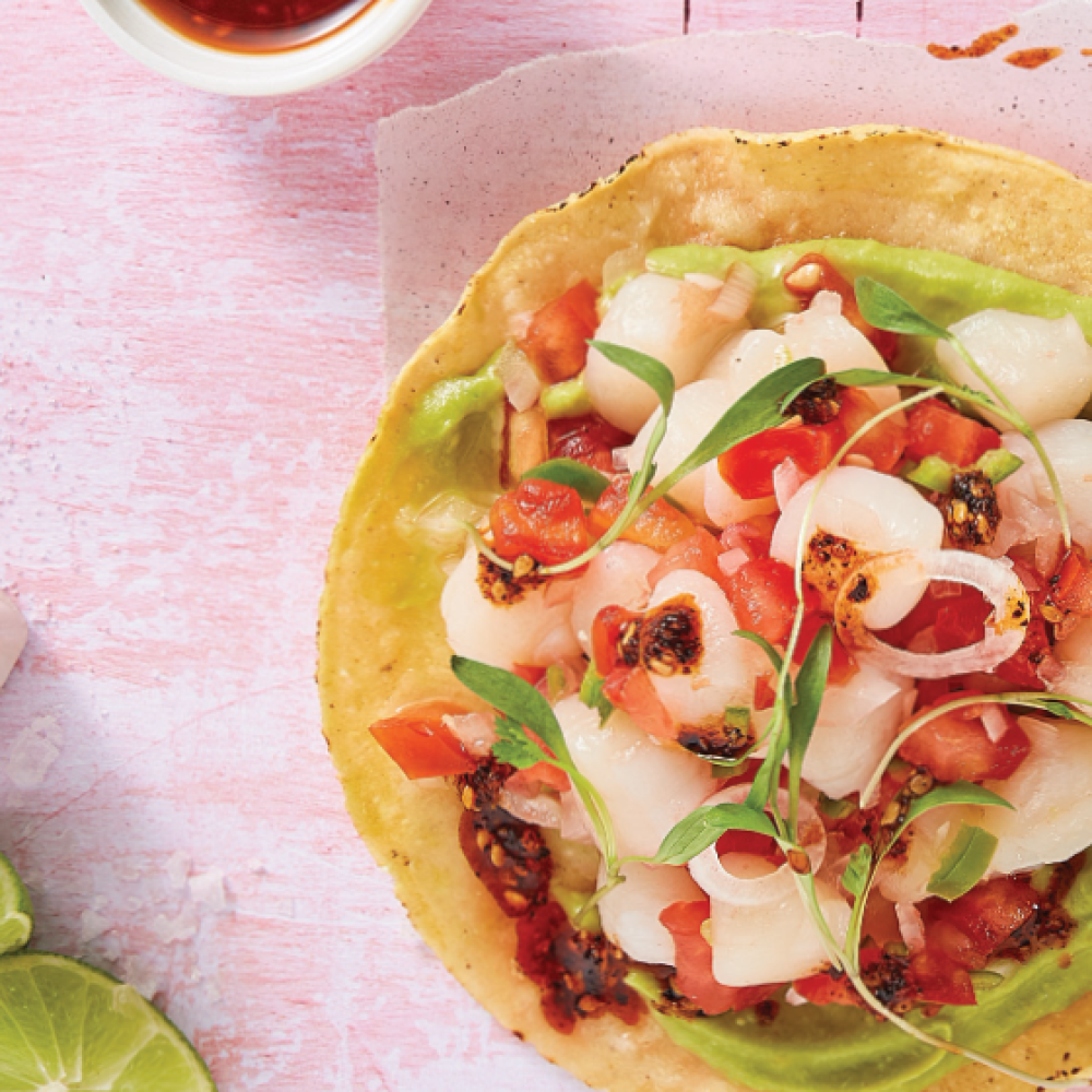 Tostadas de aguacate con callo y salsa de pasilla