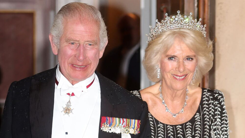 Carlos III y Camilla Parker luciendo una tiara.jpg