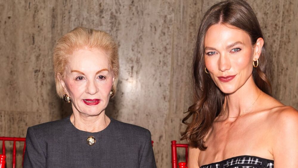 Carolina Herrera (izq.) y Karlie Kloss asisten al desfile de moda de Carolina Herrera durante la Semana de la Moda de Nueva York- The Shows en 28 Liberty Street el 9 de septiembre de 2024 en la ciudad de Nueva York.jpg